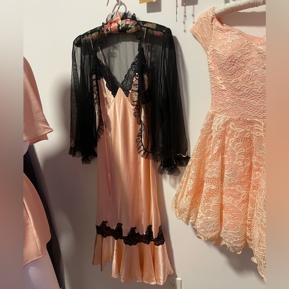 Vintage Victoria’s Secret negligée & sheer bed jacket peach/pink silk black lace